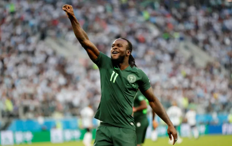 Victor Moses du Nigéria célèbre son premier but 