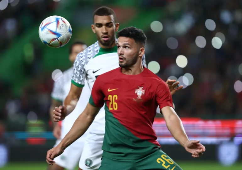 Goncalo Ramos du Portugal en action avec Kevin Akpoguma du Nigeria. 