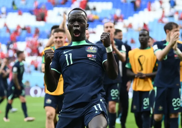 Football football - coupe du monde de la FIFA Qatar 2022 - Groupe D - Tunisie / Australie - Stade Al Janoub, Al Wakrah, Qatar - 26 novembre 2022 Awer Mabil, en Australie, célèbre après le match REUTERS/Annegert Hilse