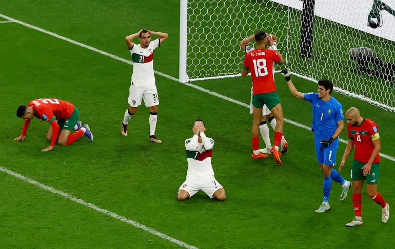 Football football - coupe du monde de la FIFA Qatar 2022 - quart de finale - Maroc / Portugal - Stade Al Thumama, Doha, Qatar - 10 décembre 2022 Cristiano Ronaldo du Portugal et Yassine Bounou du Maroc réagissent REUTERS/Paul Childs