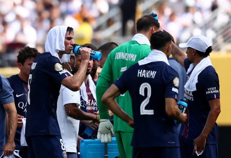 Football football - coupe du monde du Club de la FIFA - demi-finale - Paris St Germain / Real Madrid - MetLife Stadium, East Rutherford, New Jersey, États-Unis - 9 juillet 2025 Fabian Ruiz de Paris St Germain pendant une pause hydratation REUTERS/Kai Pfaffenbach
