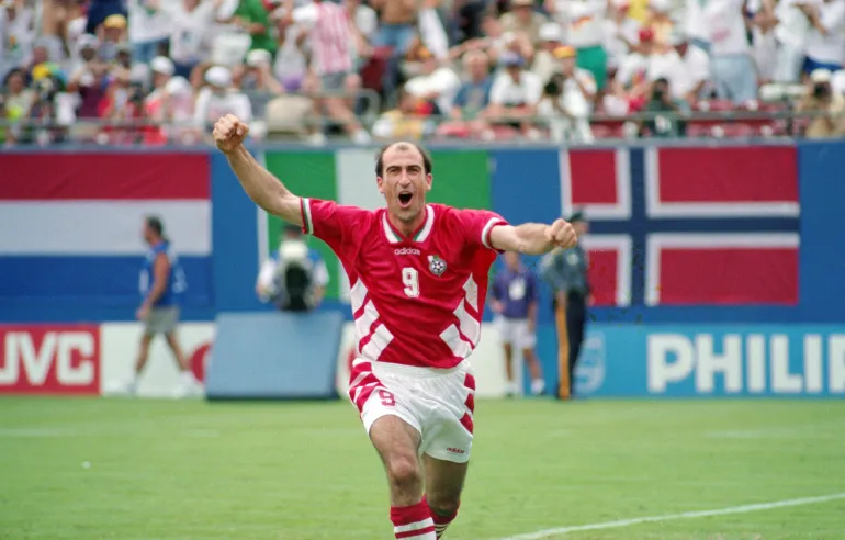Coupe du monde de la FIFA États-Unis 1994 - quarts de finale - Bulgarie contre Allemagne - Giants Stadium, East Rutherford, New Jersey, États-Unis - 10 juillet 1994 Jordan Lechkov, de Bulgarie, célèbre après avoir marquant son deuxième but d'une victoire quart de finale de 2-1 contre l'Allemagne au stade Giants. REUTERS/Peter Morgan 94192259