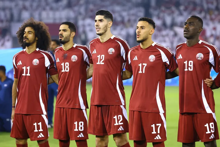 Football football - coupe du monde de la FIFA - qualifications AFC - Groupe A - Qatar / Émirats arabes Unis - Stade Jassim Bin Hamad, Doha, Qatar - 14 octobre 2025 Akram Afif, Sultan Al-Brake, Karim Boudiaf, Mohamed Naceur Almanai et Almoez Ali du Qatar pendant les hymnes nationaux avant le match REUTERS/Ibraheem Al Omari