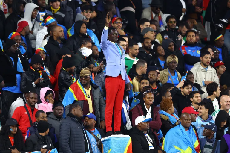 Le fan de la RD Congo Michel Nkuka Mboladinga pose comme une statue du héros de l'indépendance du pays Patrice Lumumba lors du match de la CAN contre l'Algérie.