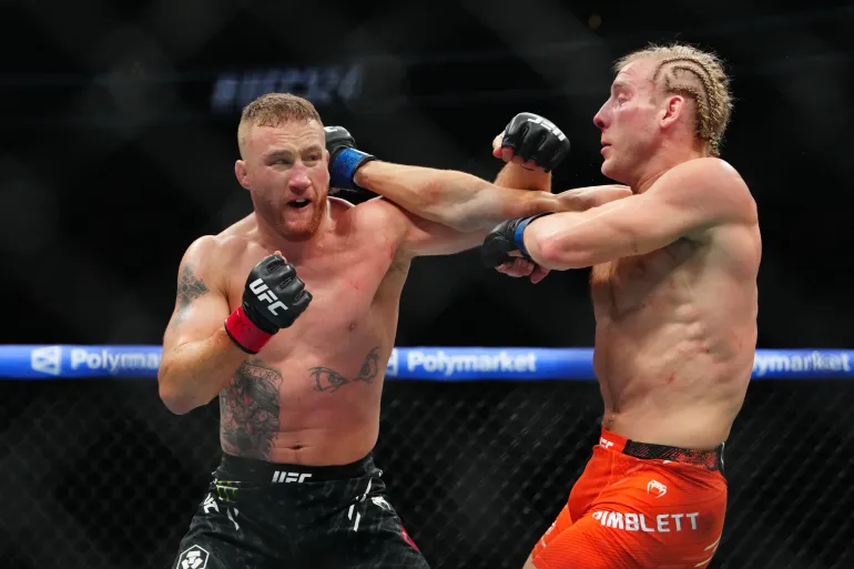 Justin Gaethje et Paddy Pimblett en action.