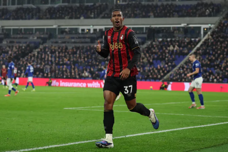 Football football - Premier League - Everton v AFC Bournemouth - Hill Dickinson Stadium, Liverpool, Grande-Bretagne - 10 février 2026 Rayan de l'AFC Bournemouth célèbre son premier but REUTERS/Phil Noble À USAGE ÉDITORIAL EXCLUSIF. AUCUNE UTILISATION AVEC DES AUDIO, VIDÉO, DONNÉES, LISTES DE LUMINAIRES, LOGOS DE CLUB/LIGUE OU SERVICES « EN DIRECT » NON AUTORISÉS. UTILISATION EN LIGNE EN MATCH LIMITÉ À 120 IMAGES, PAS D'ÉMULATION VIDÉO. AUCUNE UTILISATION DANS LES PARIS, LES JEUX OU LES PUBLICATIONS D'UN SEUL CLUB/LIGUE/JOUEUR. VEUILLEZ CONTACTER VOTRE REPRÉSENTANT DE COMPTE POUR PLUS DE DÉTAILS.