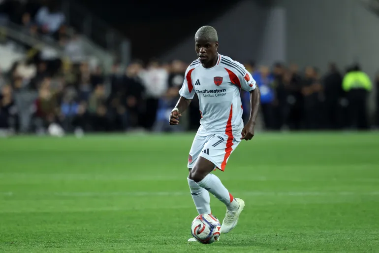 Bernard Kamungo (77), un avant du FC Dallas, dribble le ballon pendant la seconde moitié contre le LAFC au stade BMO