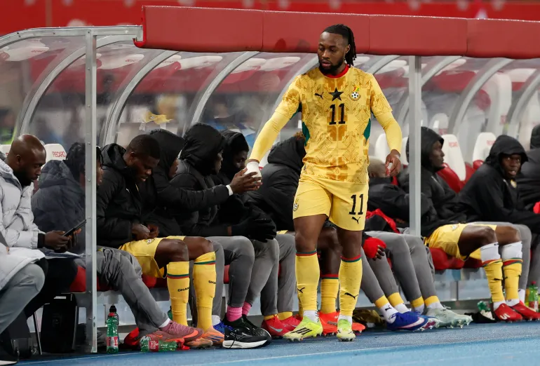 Football football - International friendly - Autriche / Ghana - Ernst Happel Stadion, Vienne, Autriche - 27 mars 2026 Antoine Semenyo, du Ghana, tremble la main avec ses coéquipiers après avoir été remplacé REUTERS/Lisa Leutner