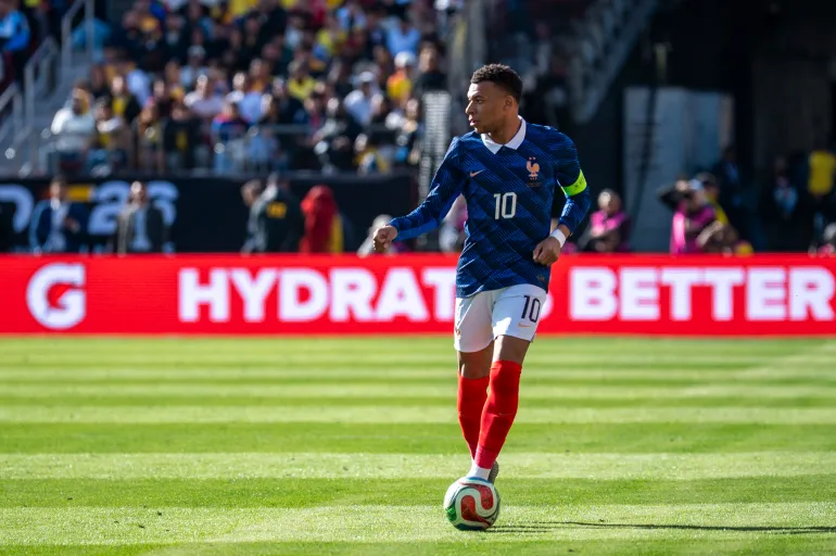 29 mars 2026 ; Landover, Maryland, États-Unis ; La France avance Kylian Mbappe (10) déplace le ballon sur le terrain pendant la deuxième moitié d'un match international amical contre la Colombie au stade du Nord-Ouest. Crédit obligatoire : Tommy Gilligan-Imagn Images