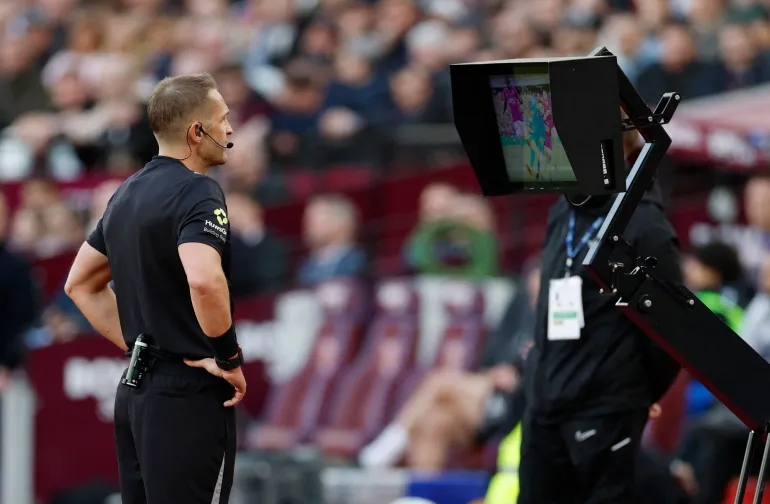 Football football - FA Cup - Quarter final - West Ham United v Leeds United - London Stadium, Londres, Grande-Bretagne - 5 avril 2026 l'arbitre Craig Pawson regarde un écran VAR avant d'accorder à Leeds United un coup de pied de pénalité action Images via Reuters/Peter Cziborra