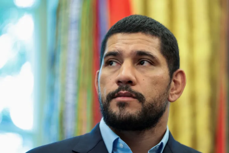 Alex Pereira réagit.