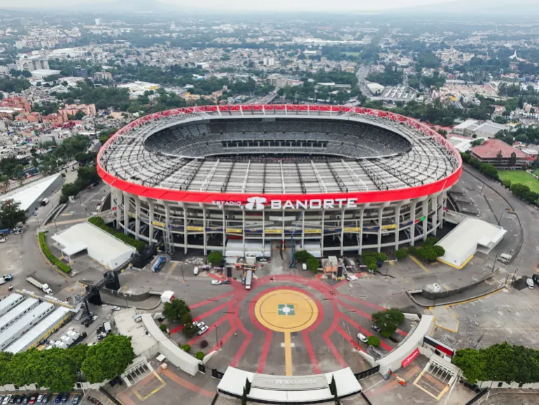 L'Estadio Azteca avec Mexico en arrière-plan