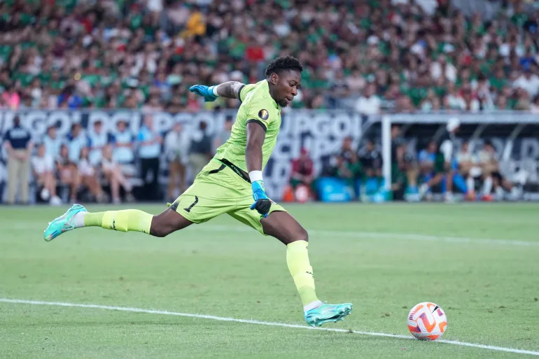 29 juin 2023 ; Glendale, Arizona, États-Unis ; (Notes de l'éditeur : correction de la légende) le gardien de but d'Haïti Alexandre Pierre (1) prend un coup de pied de but contre le Mexique pendant la seconde moitié d'un match de la coupe d'or au State Farm Stadium. Crédit obligatoire : Joe Camporeale-Imagn Images