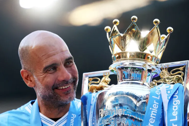 Le manager de Manchester City, Pep Guardiola, célèbre avec le trophée après avoir remporté la Premier League en 2024