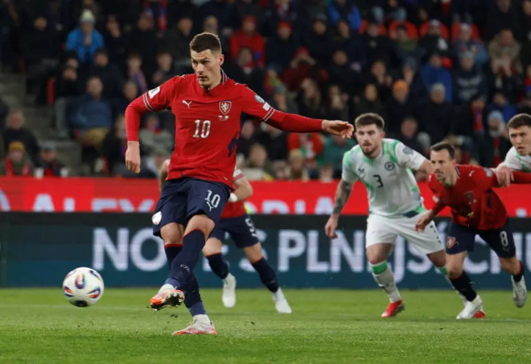 PHOTO DE DOSSIER: Football Football – Coupe du Monde de la FIFA – Éliminatoires de l'UEFA – Demi-finale – République tchèque contre République d'Irlande – Fortuna Arena, Prague, République tchèque – 26 mars 2026 Patrik Schick de la République tchèque marque son premier but sur penalty REUTERS/David W Cerny/File Photo