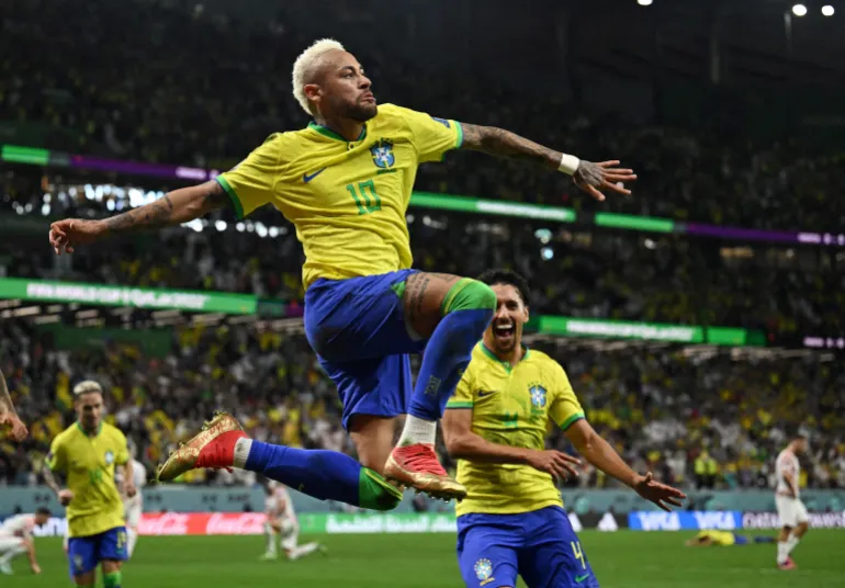 PHOTO DE DOSSIER : Football Football – Coupe du Monde de la FIFA, Qatar 2022 – Quart de finale – Croatie contre Brésil – Education City Stadium, Doha, Qatar – 9 décembre 2022 Le Brésilien Neymar célèbre son premier but avec Marquinhos REUTERS/Dylan Martinez/File Photo