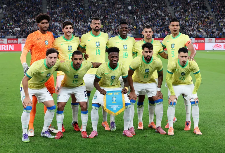 PHOTO DE DOSSIER : Football Football – Match amical international – Japon contre Brésil – Stade de Tokyo, Tokyo, Japon – 14 octobre 2025 Les joueurs brésiliens posent pour une photo de groupe d'équipe avant le match REUTERS/Kim Kyung-Hoon/File Photo