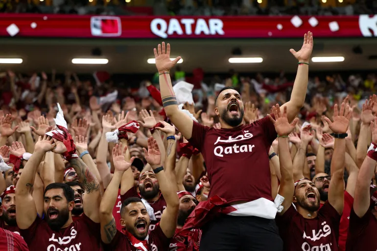 PHOTO DE DOSSIER : Football Football – Coupe du Monde de la FIFA, Qatar 2022 – Groupe A – Qatar contre Équateur – Stade Al Bayt, Al Khor, Qatar – 20 novembre 2022 Les supporters du Qatar réagissent à l'intérieur du stade avant le match REUTERS/Kai Pfaffenbach/File Photo