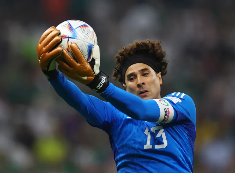 PHOTO DE DOSSIER : Football Football – Coupe du Monde de la FIFA, Qatar 2022 – Groupe C – Arabie Saoudite contre Mexique – Stade de Lusail, Lusail, Qatar – 30 novembre 2022 Le Mexicain Guillermo Ochoa en action REUTERS/Kai Pfaffenbach/File Photo