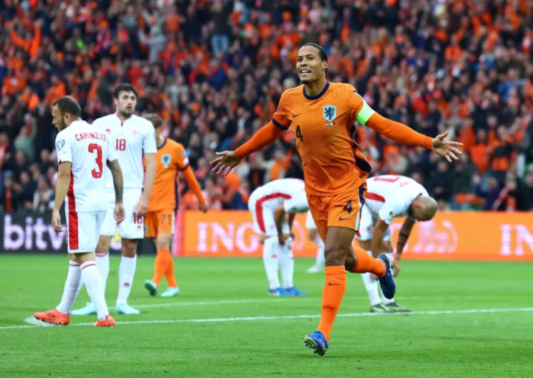PHOTO DE DOSSIER : Football Football – Coupe du monde – Éliminatoires européens – Groupe G – Pays-Bas contre Malte – Euroborg Stadion, Groningen, Pays-Bas – 10 juin 2025 Virgil van Dijk des Pays-Bas célèbre son troisième but REUTERS/Piroschka Van De Wouw/File Photo