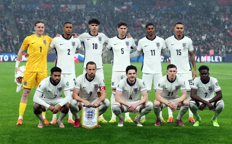 PHOTO DE DOSSIER: Football Football – Coupe du Monde – Éliminatoires de l'UEFA – Groupe K – Angleterre contre Serbie – Stade de Wembley, Londres, Grande-Bretagne – 13 novembre 2025 Les joueurs anglais posent pour une photo de groupe d'équipe avant le match Images d'action via Reuters/Andrew Boyers/File Photo