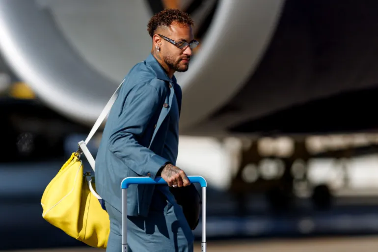 2 juin 2026 ; Newark, New Jersey, États-Unis ; L'attaquant brésilien Neymar Jr. arrive pour la Coupe du Monde de la FIFA 2026 à l'aéroport international Newark Liberty. Crédit obligatoire : Caean Couto-Imagn Images