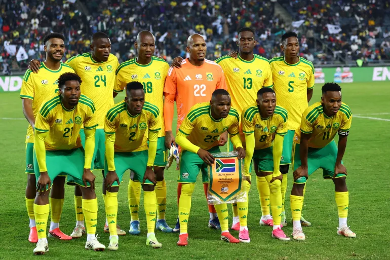 PHOTO DE DOSSIER : Football Football – Match amical international – Afrique du Sud contre Nicaragua – Stade d'Orlando, Soweto, Afrique du Sud – 29 mai 2026 Les joueurs sud-africains posent pour une photo de groupe d'équipe avant le match REUTERS/Siphiwe Sibeko/File Photo