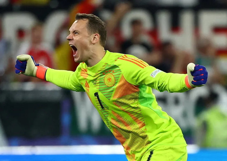 PHOTO DE DOSSIER : Football Football – Euro 2024 – huitièmes de finale – Allemagne contre Danemark – Dortmund BVB Stadion, Dortmund, Allemagne – 29 juin 2024 L'Allemand Manuel Neuer célèbre après que Jamal Musiala ait marqué son deuxième but REUTERS/Kai Pfaffenbach/File Photo