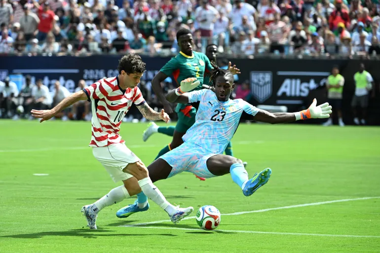 31 mai 2026 ; Charlotte, Caroline du Nord, États-Unis ; États-Unis Christian Pulisic (10) marque tandis que le gardien de but sénégalais Mory Diaw (23) défend dans la première moitié au stade Bank of America. Crédit obligatoire : Bob Donnan-Imagn Images