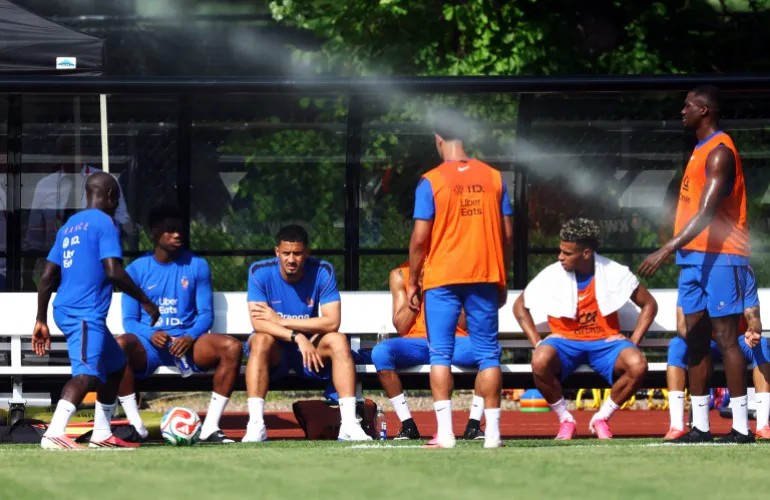 Les Français William Saliba, Ngolo Kante, Ibrahima Konate et Desire Doue prennent place pendant l'entraînement.