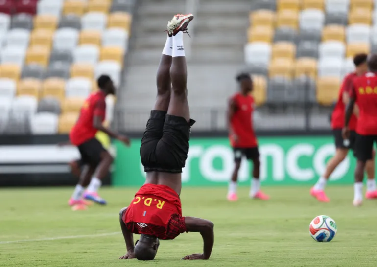 Un joueur de la République démocratique du Congo se tient debout lors d'un entraînement à Houston.