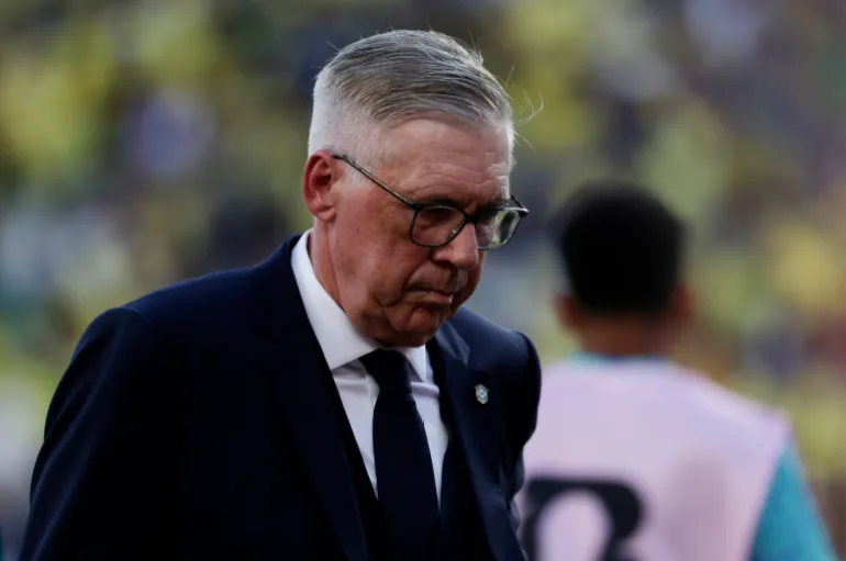Carlo Ancelotti regarde vers le sol
