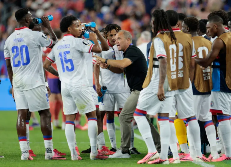 Football football - coupe du monde de la FIFA 2026 - Groupe C - Haïti / Ecosse - Boston Stadium, Foxborough, Massachusetts, États-Unis - 13 juin 2026 l'entraîneur d'Haïti Sébastien Migne donne des instructions à ses joueurs lors d'une pause hydratation REUTERS/Brian Snyder