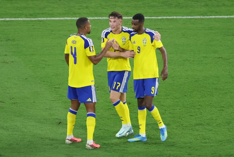 Les joueurs suédois font la fête ensemble
