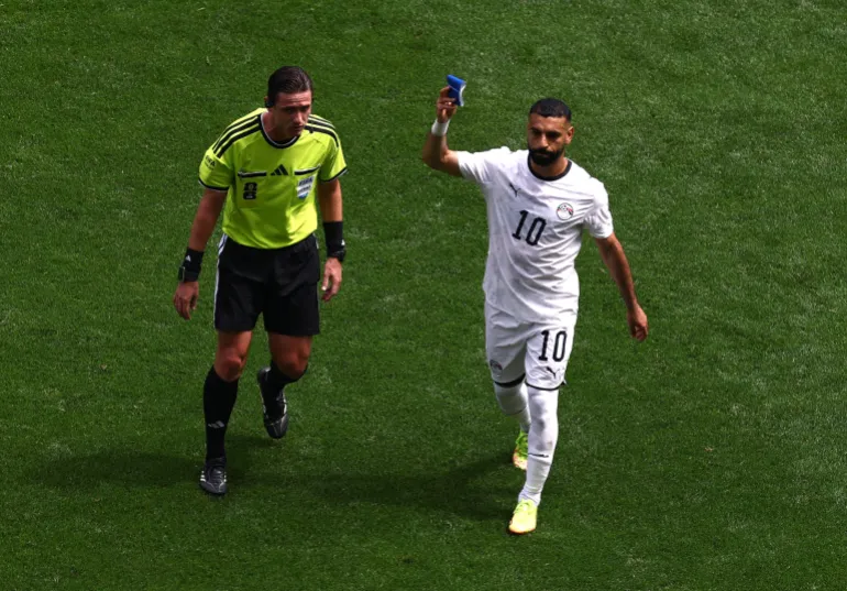 Football football - coupe du monde de la FIFA 2026 - Groupe G - Belgique / Egypte - Seattle Stadium, Seattle, Washington, États-Unis - 15 juin 2026 Mohamed Salah, de l'Égypte, tient le brassard des capitaines alors qu'il est remplacé par l'arbitre Ramon Abatti qui regarde REUTERS/Lee Smith