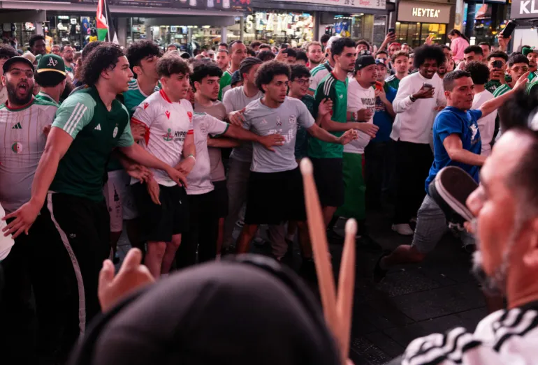   Les supporters algériens affrontent les supporters argentins alors qu’ils se rassemblent à Times Square