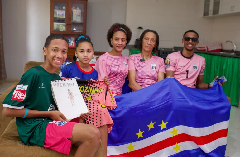 Ana Candida Evora, la mère du gardien cap-verdien Vozinha, pose pour une photo avec d'autres membres de sa famille chez elle à Mindelo, Sao Vicente, Cap-Vert