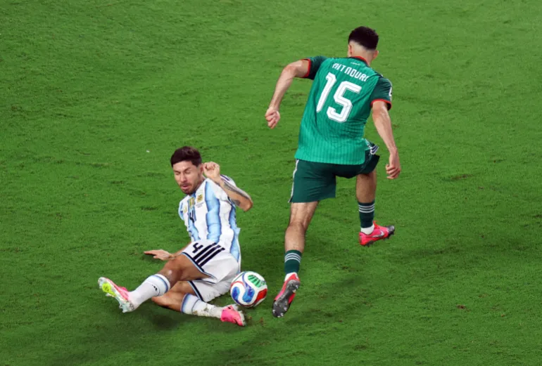 L'Argentin Gonzalo Montiel glisse sous l'Algérien Rayan Ait Nour