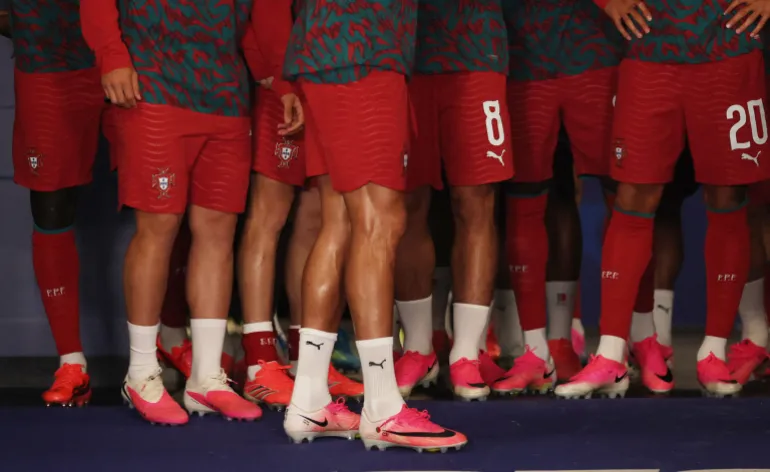 Football football - coupe du monde de la FIFA 2026 - Groupe K - Portugal / RD Congo - Houston Stadium, Houston, Texas, États-Unis - 17 juin 2026 vue générale des jambes et des bottes de Cristiano Ronaldo du Portugal alors qu'il attend dans le tunnel pour commencer son échauffement avant le match REUTERS/Phil Noble