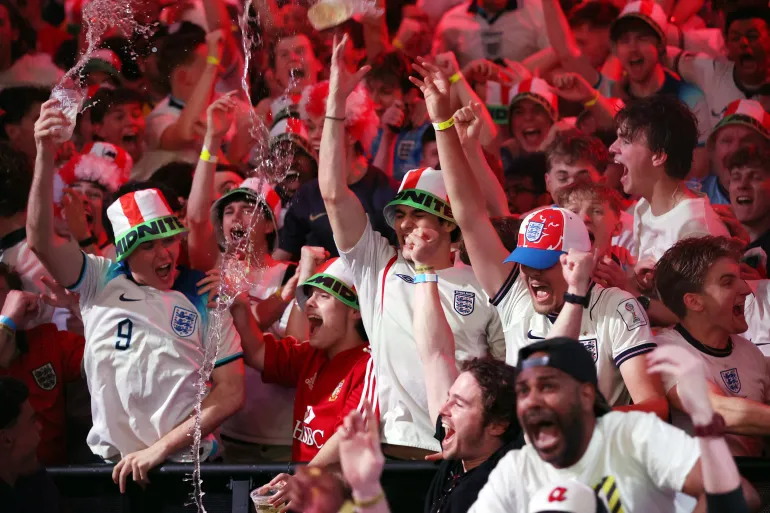 Football football - coupe du monde de la FIFA 2026 - Groupe L - Angleterre / Croatie - les fans se rassemblent à Londres - BOXPARK Wembley, Londres, Grande-Bretagne - 17 juin 2026 les fans d'Angleterre à Londres célèbrent après la fin du match REUTERS/Chris Radburn