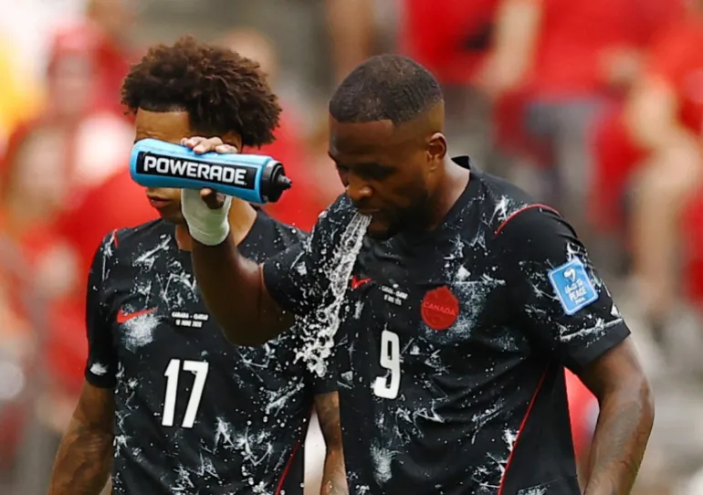 Football football - coupe du monde de la FIFA 2026 - Groupe B - Canada / Qatar - BC place, Vancouver, Canada - 18 juin 2026 le Cyle Larin du Canada prend un verre pendant une pause hydratation REUTERS/Agustin Marcarian