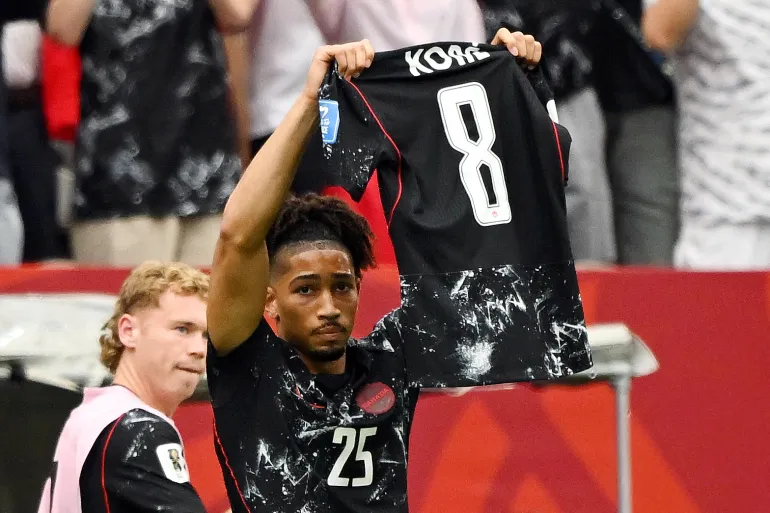 Football football - coupe du monde de la FIFA 2026 - Groupe B - Canada / Qatar - BC place, Vancouver, Canada - 18 juin 2026 Nathan Saliba du Canada tient le maillot du joueur blessé Ismael Kone alors qu'il célèbre son quatrième but IMAGN IMAGES via Reuters/Anne-Marie Sorvin
