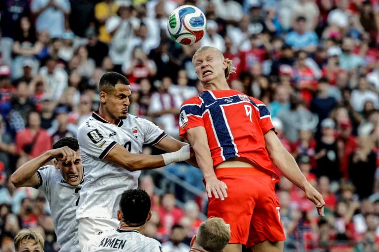 Le Norvégien Erling Haaland en action avec l'Irakien Ali Al Hamadi