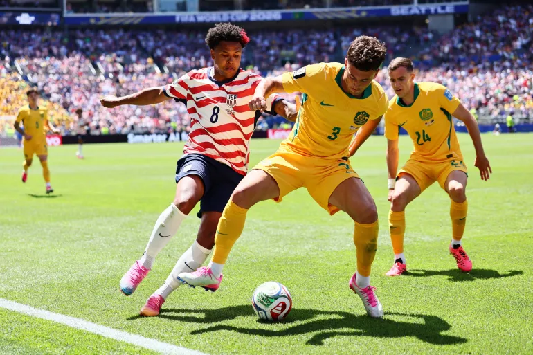 Football football - coupe du monde de la FIFA 2026 - Groupe D - États-Unis / Australie - Seattle Stadium, Seattle, Washington, États-Unis - 19 juin 2026 Weston McKennie des États-Unis en action avec Alessandro Circati IMAGN IMAGES d'Australie via Reuters/Blake Dahlin