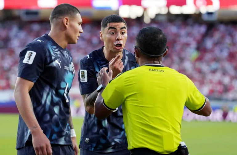 Football football - coupe du monde de la FIFA 2026 - Groupe D - Turquie / Paraguay - San Francisco Bay Area Stadium, Santa Clara, Californie, États-Unis - 19 juin 2026 Miguel Almiron du Paraguay soutient avec l'arbitre Ivan Barton IMAGN IMAGES via Reuters/Darren Yamashita IMAGES TPX DU JOUR
