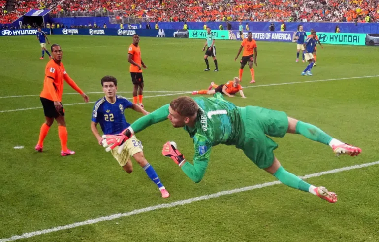 Football football - coupe du monde de la FIFA 2026 - Groupe F - pays-Bas / Suède - Houston Stadium, Houston, Texas, États-Unis - 20 juin 2026 Bart Verbruggen, des pays-Bas, fait une économie auprès de Besfort Zeneli REUTERS/Phil Noble, en Suède, IMAGES TPX DU JOUR REFILE - CORRECTION DE L'ÉVÉNEMENT