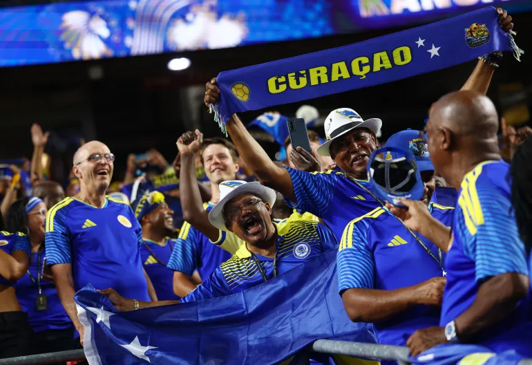 Football football - coupe du monde de la FIFA 2026 - Groupe E - Equateur / Curaçao - Kansas City Stadium, Kansas City, Missouri, États-Unis - 20 juin 2026 les fans de Curaçao célèbrent après le match REUTERS/Hannah Mckay