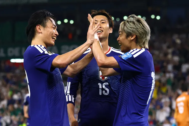 Football football - coupe du monde de la FIFA 2026 - Groupe F - Tunisie / Japon - Estadio Monterrey, Monterrey, Mexique - 20 juin 2026 Junya Ito au Japon célèbre son troisième but avec Ayase Ueda au Japon et Daichi Kamada REUTERS/Daniel Becerril au Japon