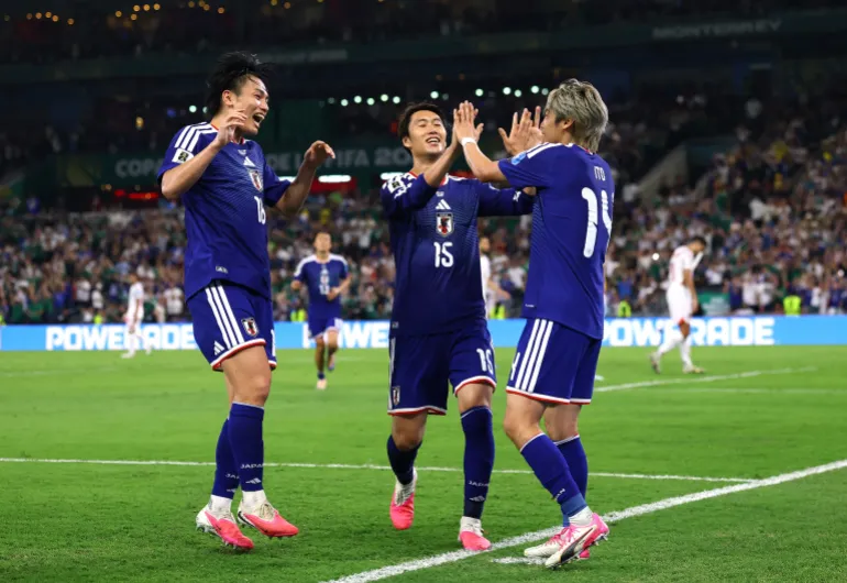 Football football - coupe du monde de la FIFA 2026 - Groupe F - Tunisie / Japon - Estadio Monterrey, Monterrey, Mexique - 20 juin 2026 Junya Ito au Japon célèbre son troisième but avec Ayase Ueda au Japon et Daichi Kamada REUTERS/Daniel Becerril au Japon