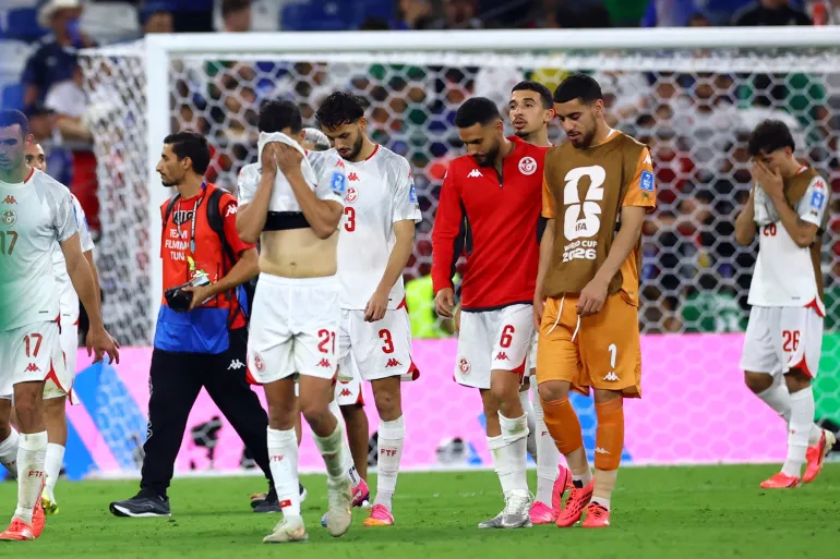 Football football - coupe du monde de la FIFA 2026 - Groupe F - Tunisie / Japon - Estadio Monterrey, Monterrey, Mexique - 20 juin 2026 Mohamed amine Ben Hamida en Tunisie, Montassar Talbi en Tunisie, Dylan Bronn en Tunisie et Mouhib Chamakh en Tunisie semblent abattus après le match REUTERS/Daniel Becerril